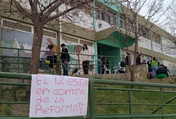 Estudiantes del CPEM 12 realizan una sentada en rechazo a la reforma educativa en media