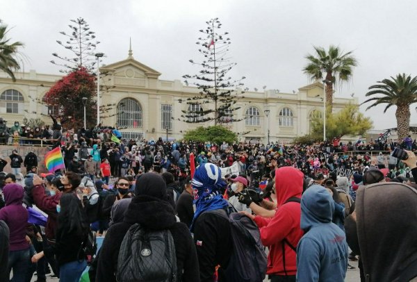 A pesar de la represión de Carabineros, se recupera la Plaza de la Revolución en Antofagasta