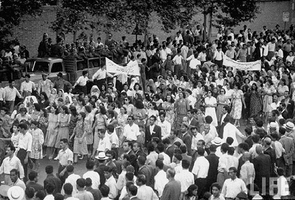 Manifestación contra la monarquía en Teherán, 1952