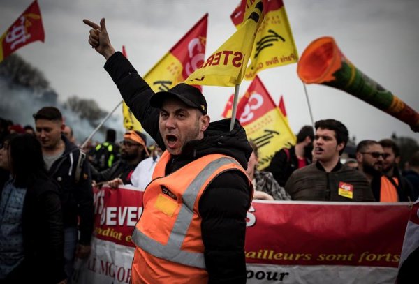 Los ferroviarios franceses endurecen su lucha contra la reforma Macron