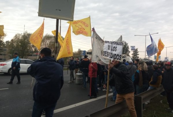 Choferes de la línea 60 cortaron Panamericana en rechazo a despido persecutorio