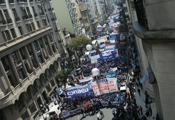 Masiva movilización docente contra el ajuste y el ataque a Corina De Bonis