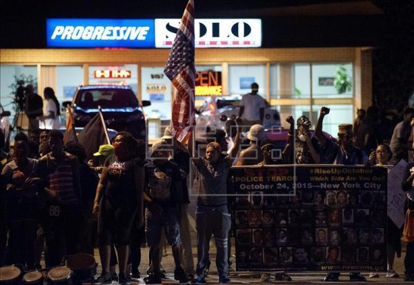 Tercera noche de protestas en Ferguson 