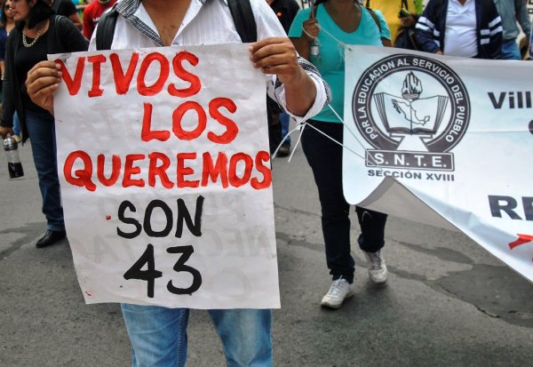 Maestros marchan en Morelia por los 43 y contra la represión de Silvano Aureoles