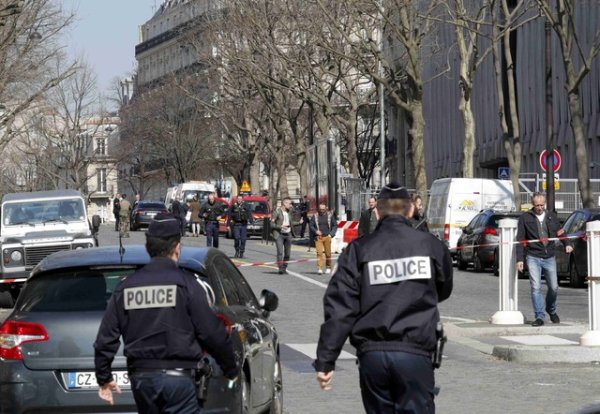 Explotó un paquete bomba en la sede del FMI en París