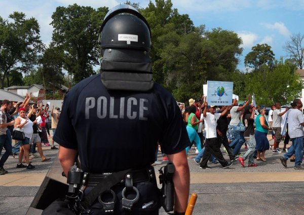 Sanders y el Senado estadounidense quieren penalizar a ciudades que desfinancien la policía