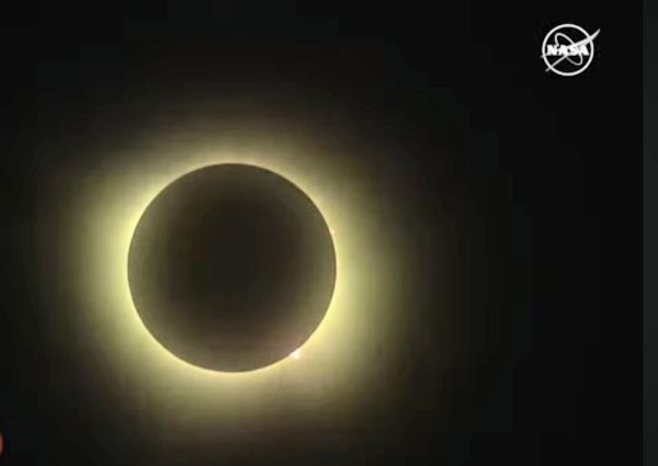 El eclipse total de sol en espectaculares imágenes