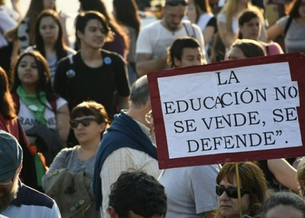 Tras dos meses sin clases, se incendió el techo de una escuela 