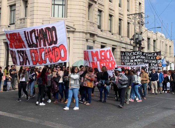 Estudiantes de la Facultad de Educación de la UA unidos con los docentes en paro nacional 