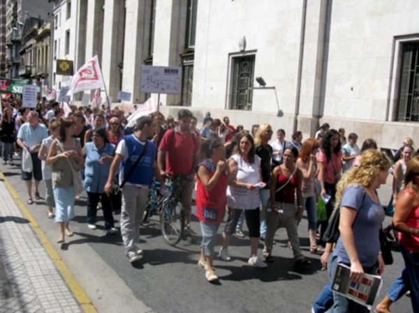 Los docentes decidimos parar