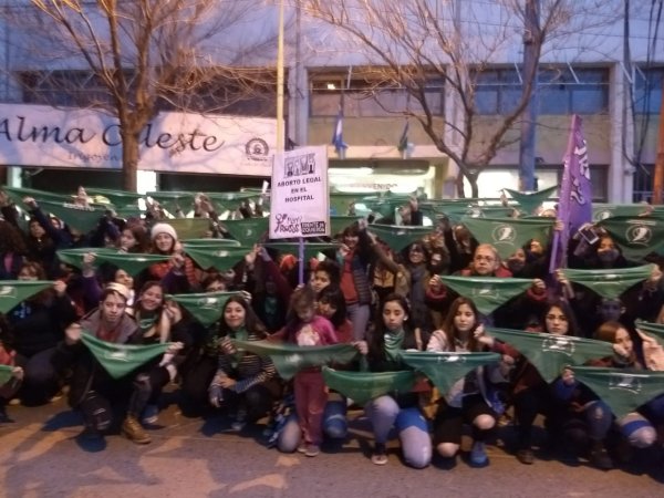 Cipolletti: reclamaron con un pañuelazo frente al municipio por #AbortoLegal