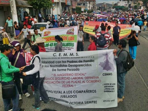 Trabajadores estatales se movilizan en Guerrero ante la falta de pago