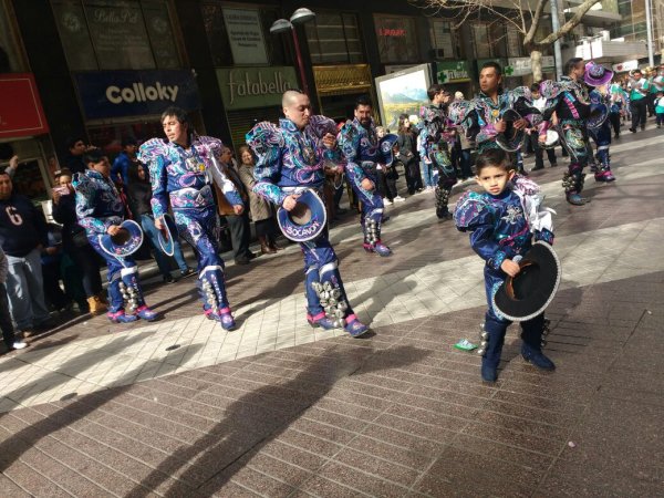 FOTOGALERÍA: Las calles de Santiago se colorearon celebrando el Día de Bolivia