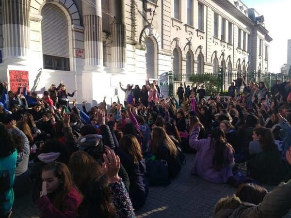 La Plata: en sentada masiva con corte de calle estudiantes del Normal 1 reclaman por mejoras edilicias