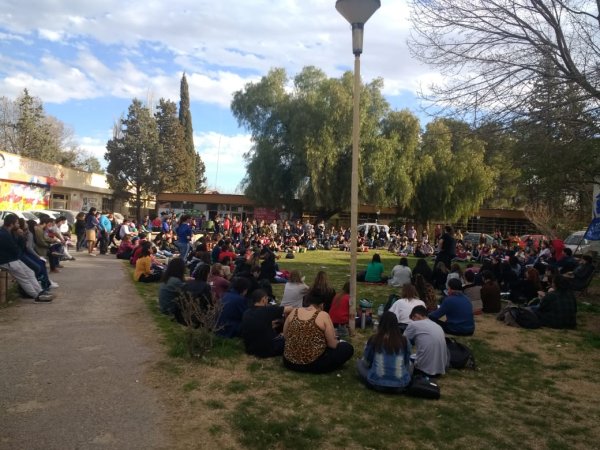 Cipolletti: masiva asamblea en Ciencias de la Educación y Psicología