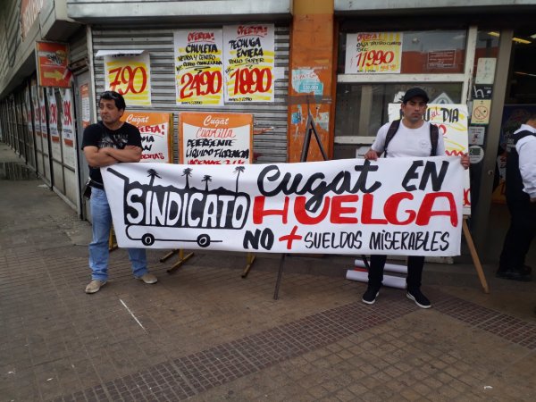 Trabajadores de supermercados Cugat-Temuco se manifiestan en casa matriz de Rancagua