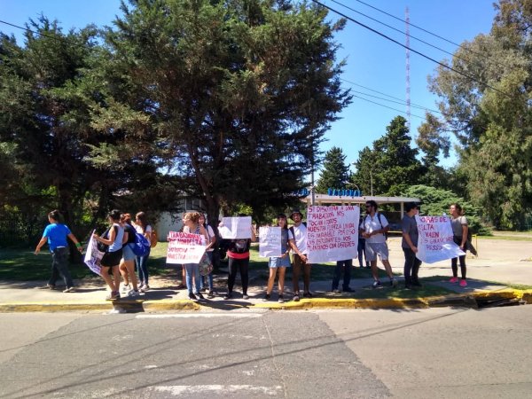 Centro de estudiantes de la UNGS junto a las trabajadoras de Nordelta