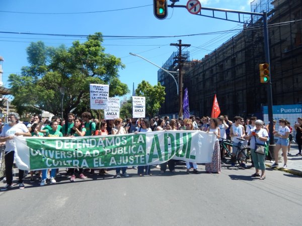 Santa Fe: corte de docentes universitarios y estudiantes frente a rectorado