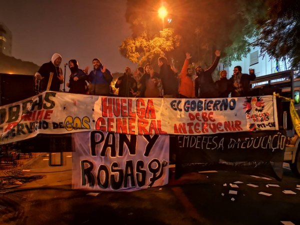 Acto frente a la Embajada de Brasil en Montevideo en sintonía con la Huelga General en Brasil