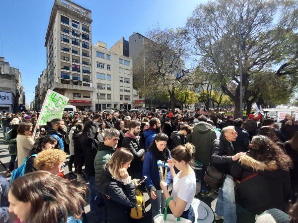 Trabajadores de Salud copan la 9 de Julio por sus reclamos