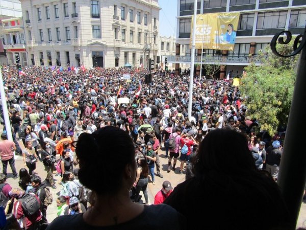 FOTOGALERÍA: Antofagasta nuevamente llena las calles con más de 6 mil manifestantes al grito “que se vayan los milicos” y “fuera Piñera” 