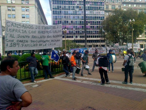 Obreros de Petinari en lucha por sus fuentes trabajo