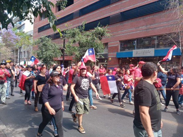 Paro Nacional: Trabajadoras y trabajadores de Correos Chile marchan hacia "Plaza de la Dignidad"