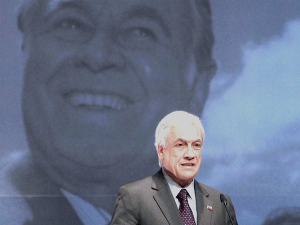 Piñera toca fondo y le recomiendan vestirse de traje “Aylwinista” ¿Hacia una segunda estafa histórica?