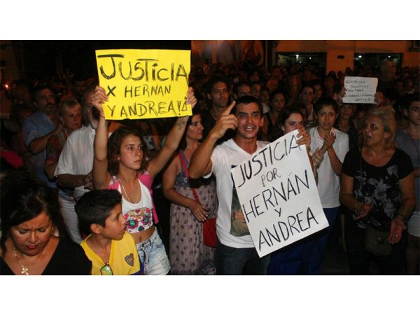 Marchan en Villa Carlos Paz por Hernán Sánchez y Andrea Castana