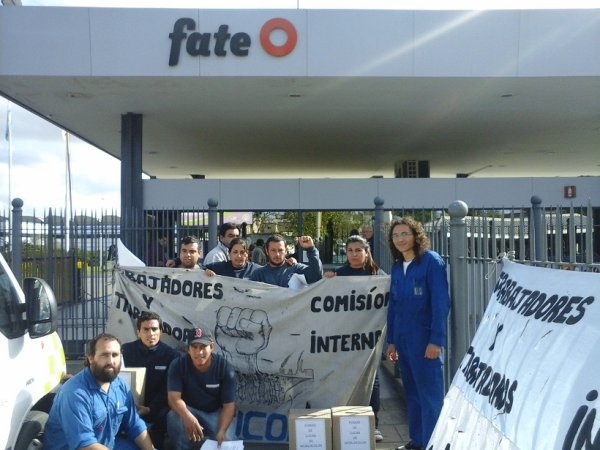 Actividad por el fondo de lucha de WorldColor, en la puerta de Fate