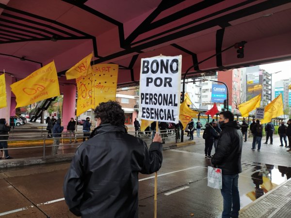 Trabajadores de la Línea 60 cortaron Puente Saavedra por aumento salarial