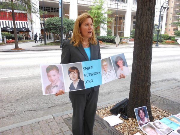 Barbara Blaine: “Solo en Estados Unidos los sacerdotes abusaron de cien mil niños y niñas”