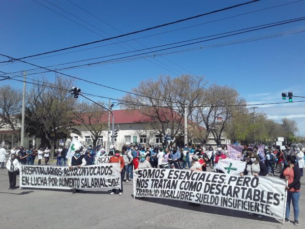 Ni barbijos ni aplausos tapan la precarización de la salud en Río Negro