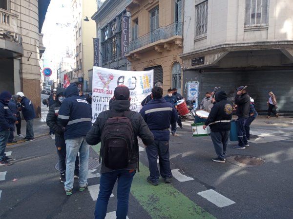 Tercerizados despedidos de EMA y ArgenCobra cortan la calle en la sede de Edesur