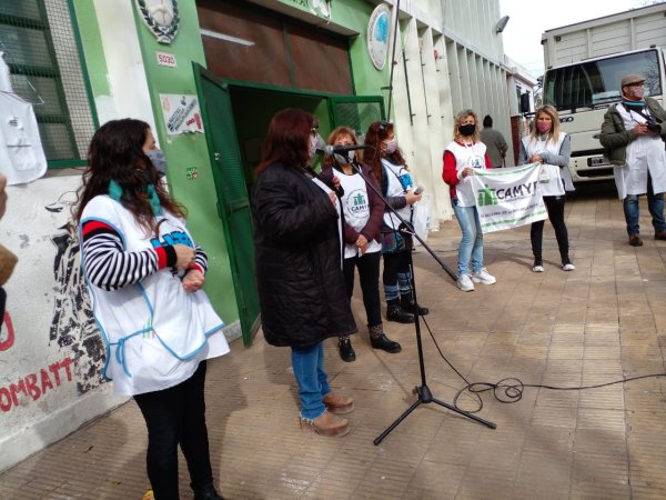 Caravana de docentes en Lugano en homenaje a los fallecidos por covid-19