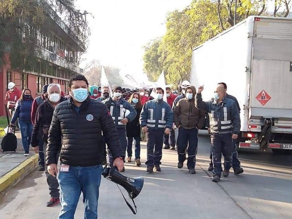 Movilización de trabajadores de Metro en terminal Neptuno demanda pago de bono y denuncia sueldos millonarios de gerentes