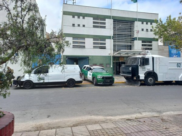 Denuncian llegada de vehículos policiales en la antesala al paro docente