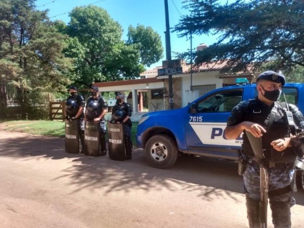 Con infantería prohíben la circulación de vecinos para avanzar con la autovía