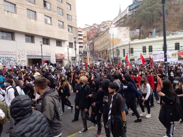 PARO CONFECH: miles de estudiantes comienzan a marchar en todo chile por reajuste beca BAES