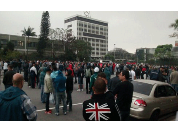 Brasil: asamblea vota continuar la huelga en Mercedes Benz