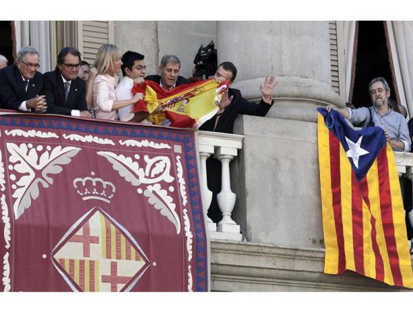 Pelea de banderas en el Ayuntamiento de Barcelona