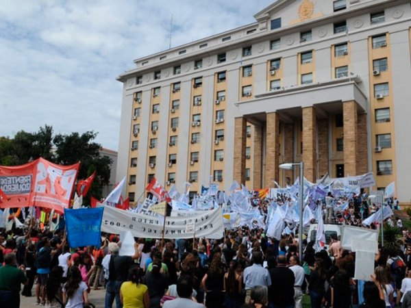 En Mendoza no se come, no se cura ni se educa