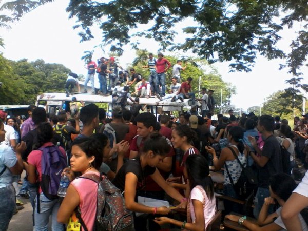 Estudiantes de la UCV-Cagua salen a la calle por las condiciones precarias de estudio