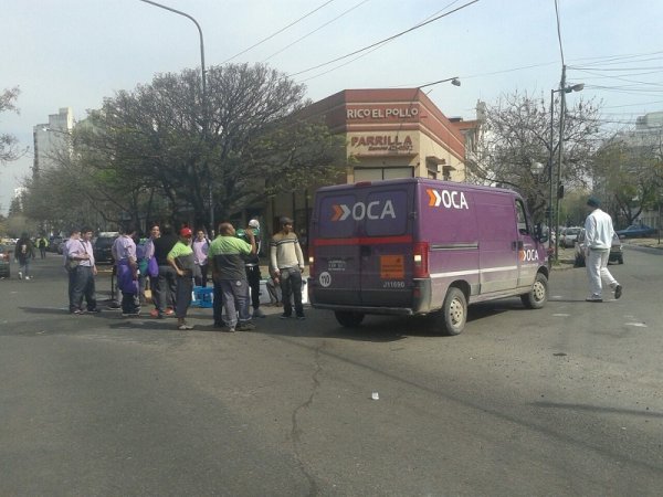 La Plata: trabajadores de OCA no cobraron el salario y cortan calle