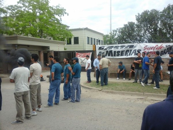 Bloqueo de portones en la fábrica Fernet Branca