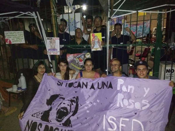 Estudiantes del terciario 82 aportan al fondo de lucha de los trabajadores de AGR-Clarín