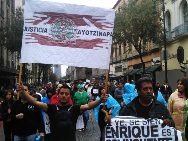 En México marcharon miles de trabajadores por los 43 estudiantes desaparecidos