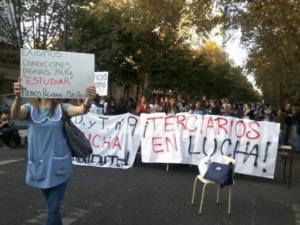 Jornada de lucha de los estudiantes terciarios en La Plata y Berisso