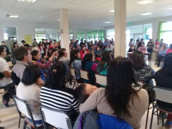 Estudiantes de Tricao Malal toman establecimiento en apoyo a auxiliares de servicio