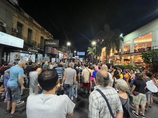 Siguen los cacerolazos y asambleas en Lanús